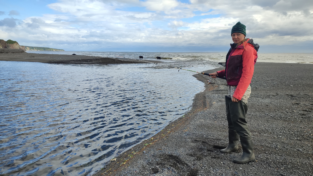 Автор на фоне медведей. Главное, не отдавать им рыбу.