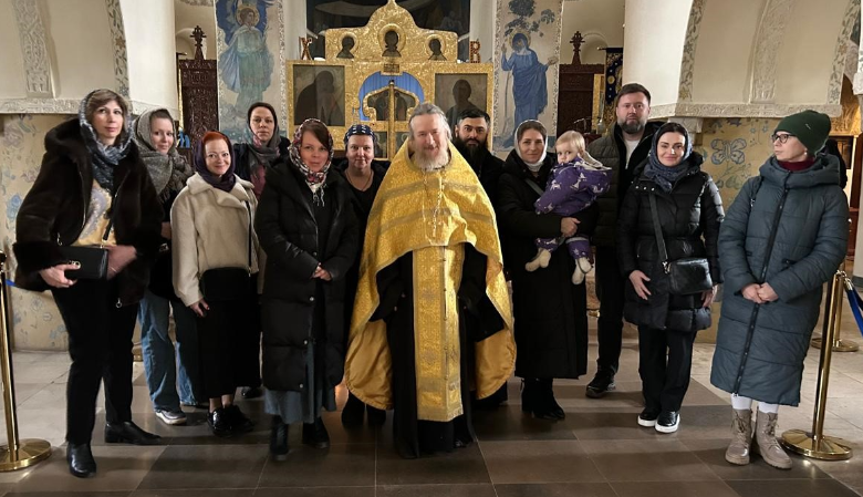 Учащиеся Школы приемных родителей вместе с иереем Тихоном Кречетовым
после благодарственного молебна по окончании занятий