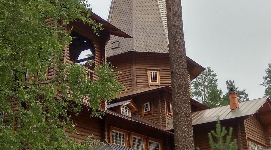 Источник: https://www.tripadvisor.ru/Attraction_Review-g4978631-d7211774-Reviews-Church_of_Kazan_Icon_of_the_God_s_Mother-Vyritsa_Leningrad_Oblast_Northwestern_D.html