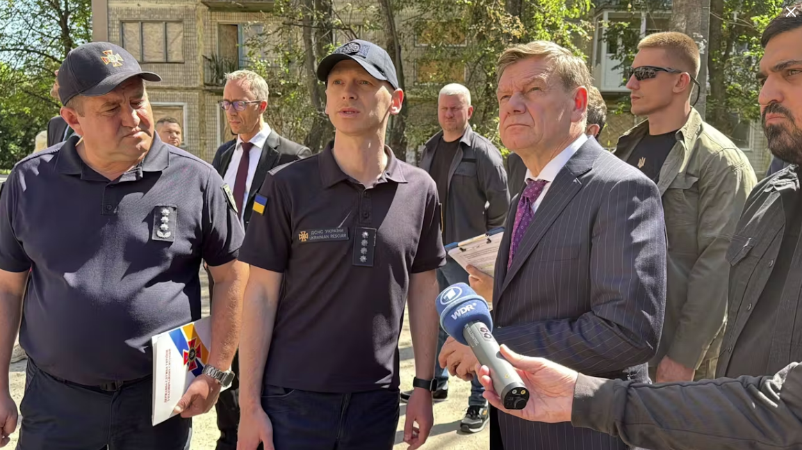 Федеральный министр иностранных дел Йоханн Вадефуль демонстрирует ущерб, нанесённый ракетным ударом. Сотрудница немецкого посольства также пострадала от атаки, её квартира была повреждена взрывной волной © Jörg Blank/dpa