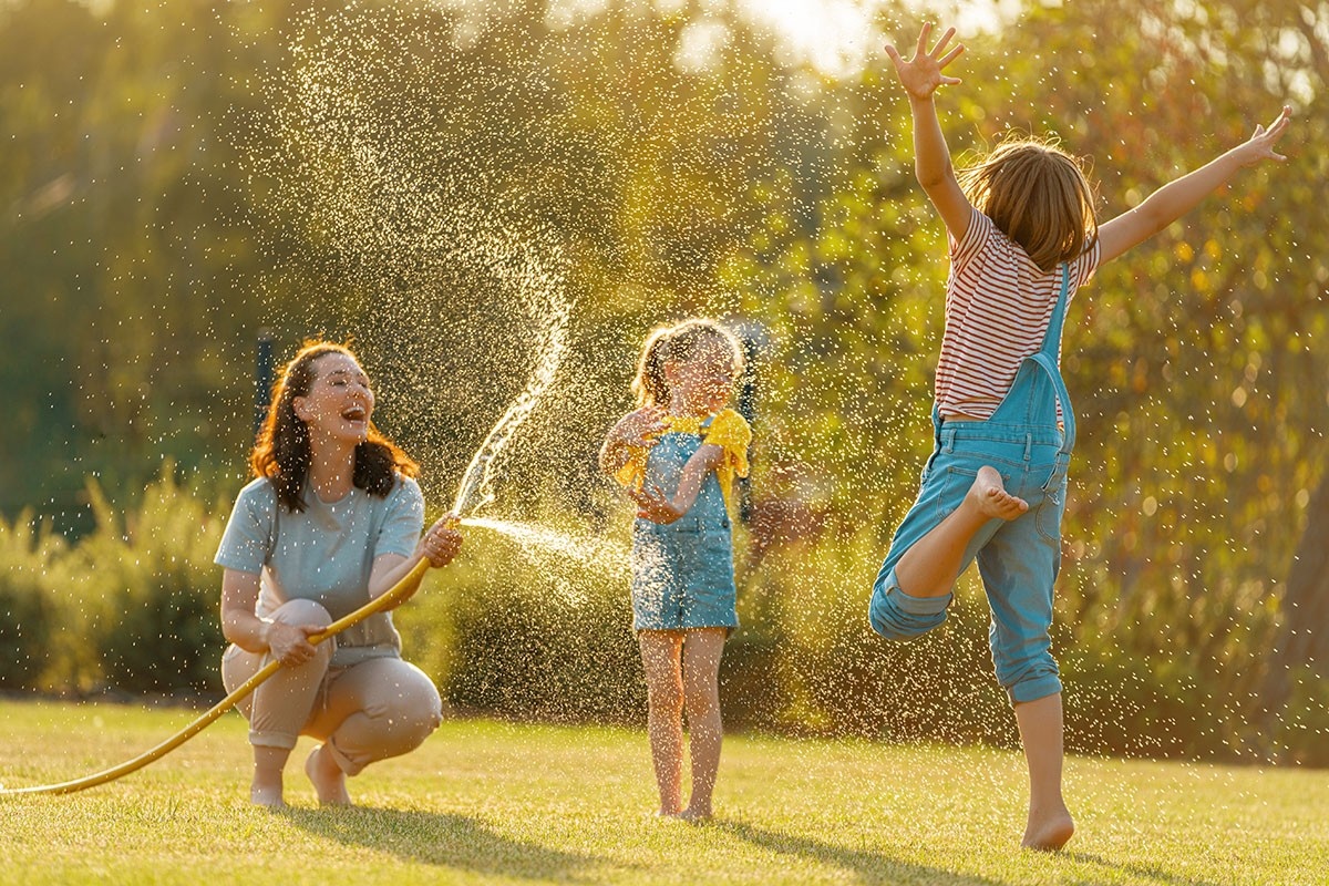 Уход за растениями может стать увлекательным занятием для всей семьи. Источник: Shutterstock📷
