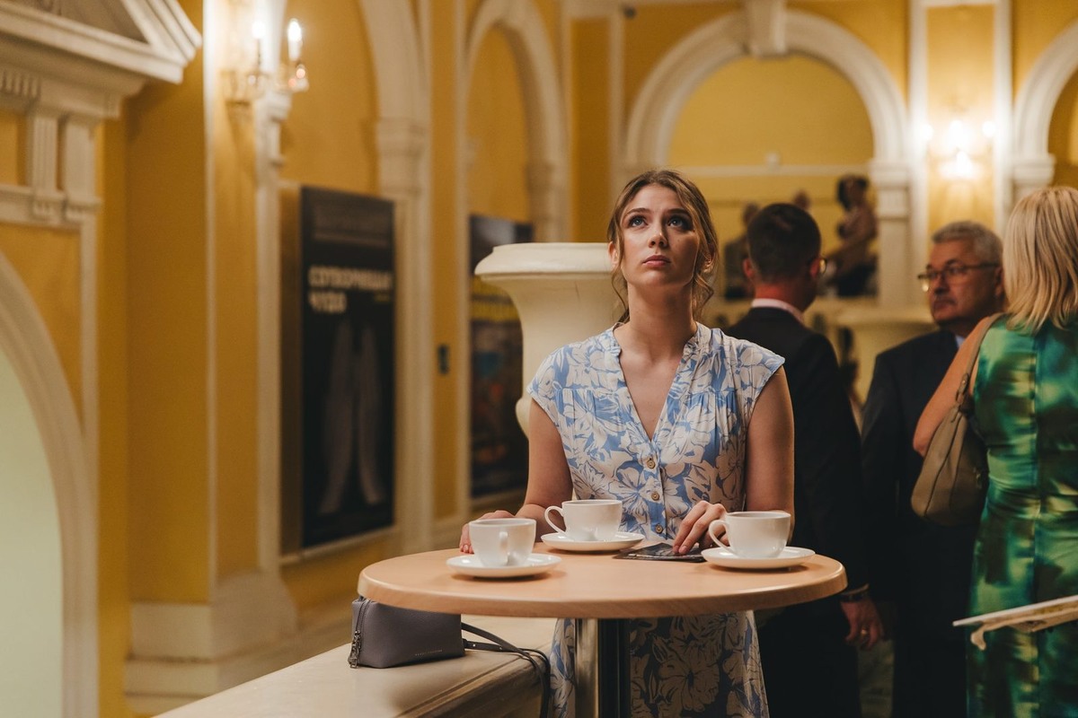 кадр из сериала Москва слезам не верит. Все только начинается (взято с сайта kino-teatr)