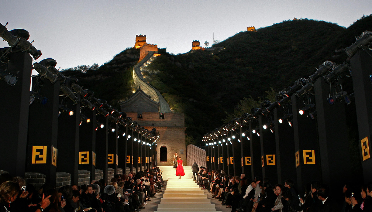 Показ Fendi SS2008 на Великой Китайской стене.