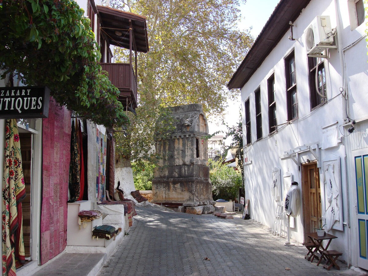 Прогуливаясь по улочкам Каша, вдруг наткнётесь на древнюю гробницу. Источник: Julian Mason / Flickr