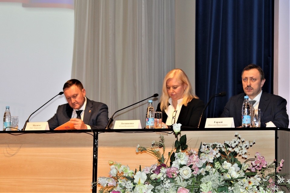    Милюта и Логвиненко не первый год знакомы. К слову, после задержания Логвиненко именно Николай Гордей (крайний справа) возглавил администрацию района. Фото: vk.com/mo_kolpino_spb