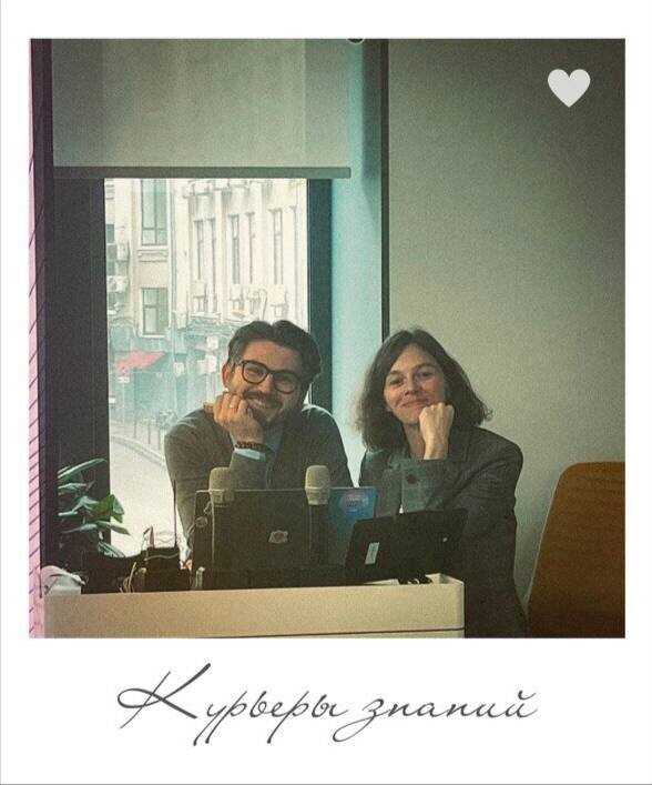 Вот вам фотография курьеров со вчерашнего выступления. На ней Ира - один из лучших курьеров знаний и навыков в мире. 