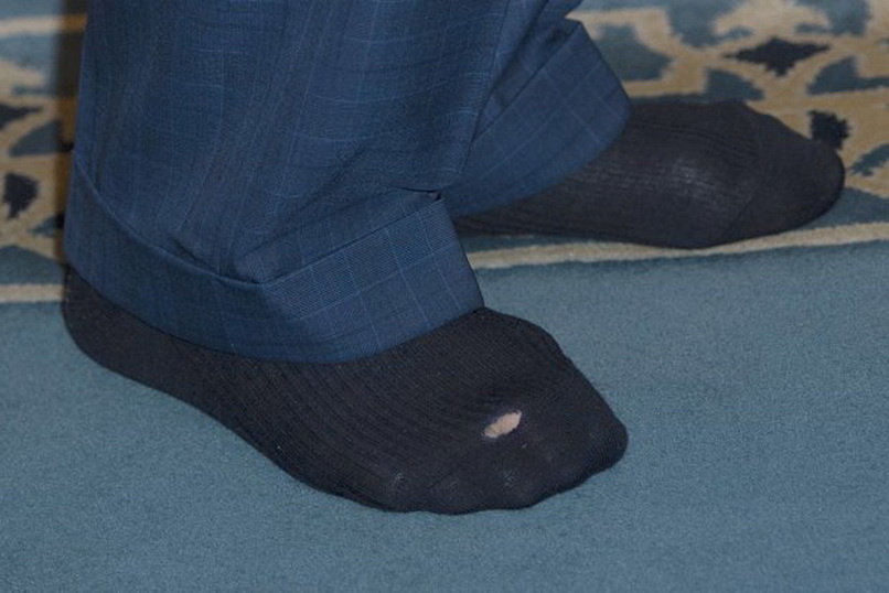 Карл III в рваных носках во время посещения мечети в Бангладешской общине Лондона 8 февраля 2023