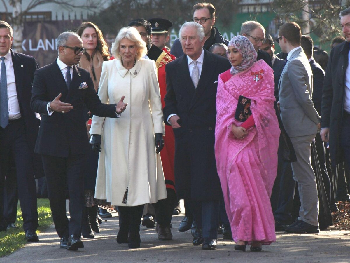 Король Карл III и Королева-консорт Камилла во время визита в Бангладешскую общину Лондона 8 февраля 2023