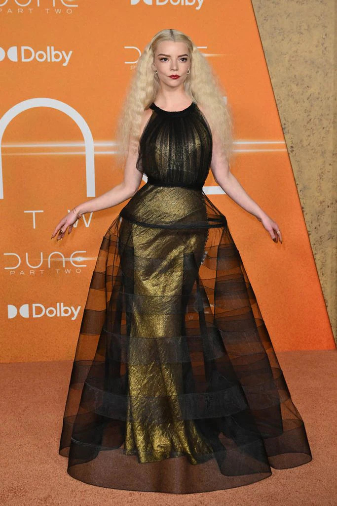   Фото: Hola.com Аня Тейлор-Джой на красной дорожке для Дюны: Часть 2