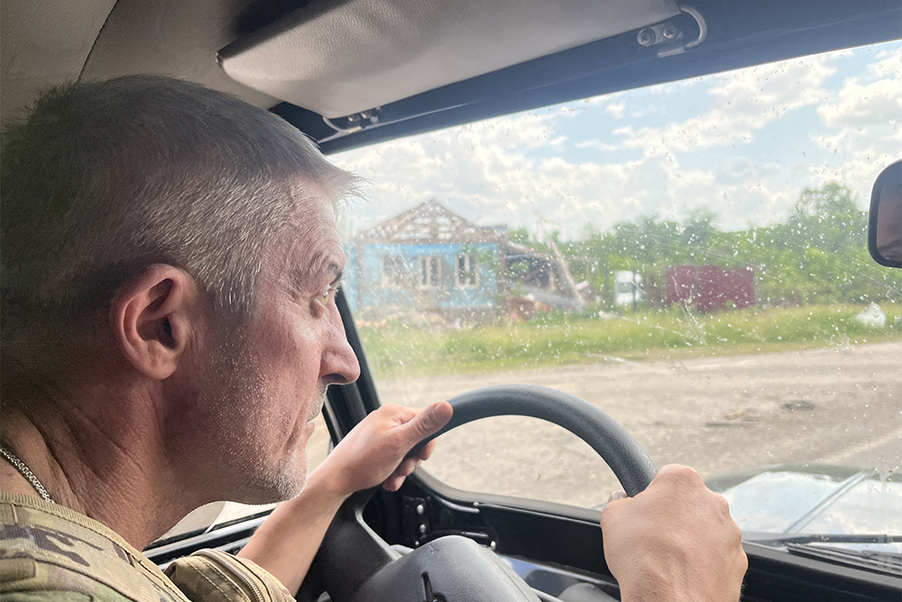    49-летний боец с позывным Исеть ведет УАЗ. Пальцы вцепились в руль так крепко, что суставы побелели. / Фото: Анна Ковалева