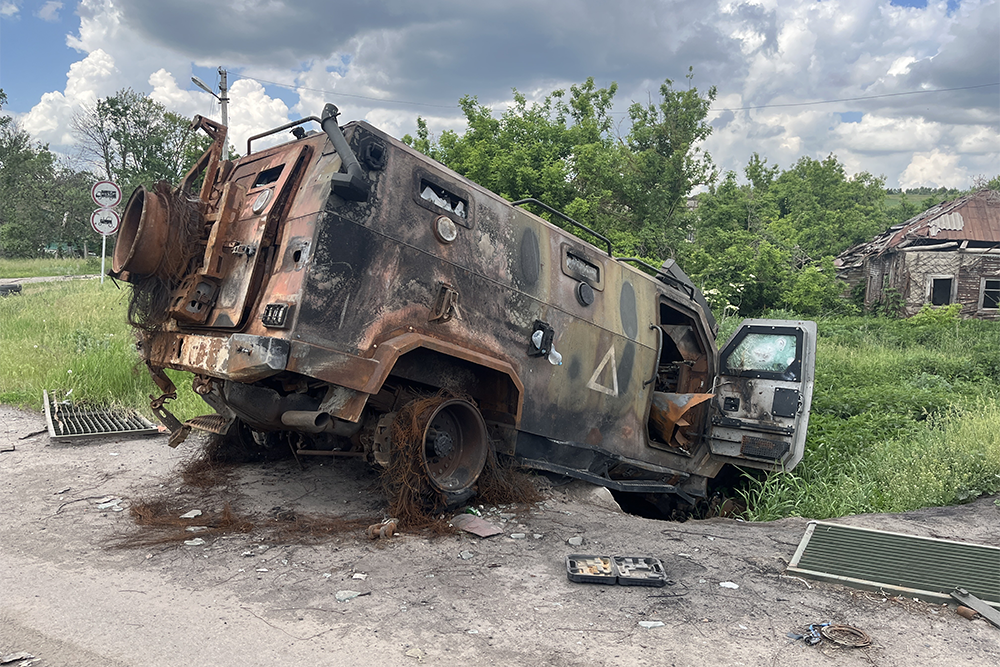    Бронемашину ВСУ "Казак" наши бойцы пока еще не эвакуировали. / Фото: Анна Ковалева