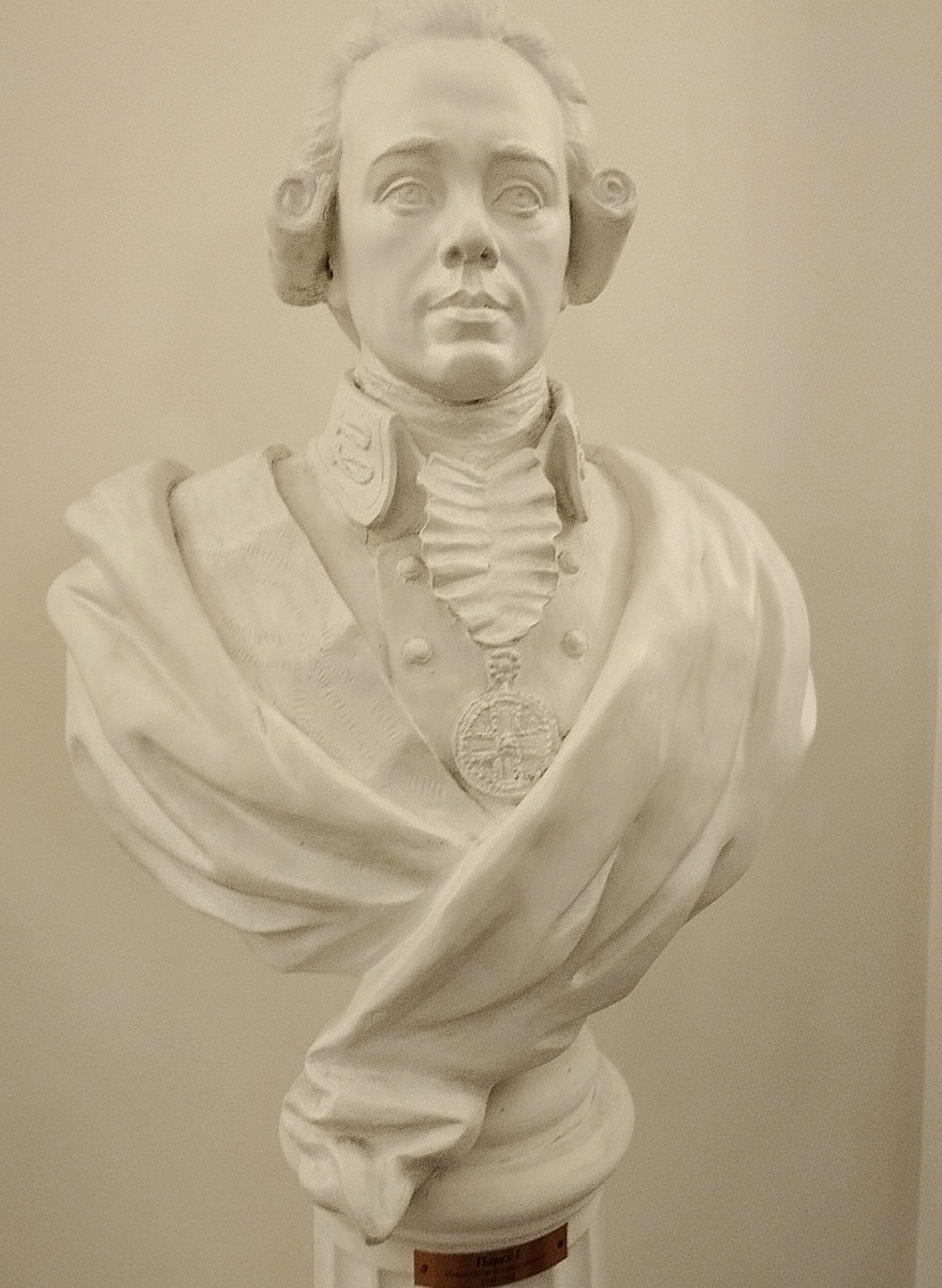 Петровский путевой дворец.  Бюст Павла I. Фото автора статьи.