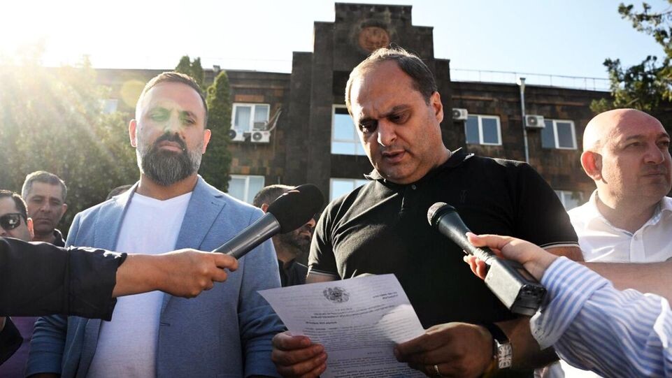    Адвокаты архиепископа Аджапахяна Ерем Саркисян и Ара Зограбян у здания суда в Ереване. Кирилл Зыков / РИА «Новости»