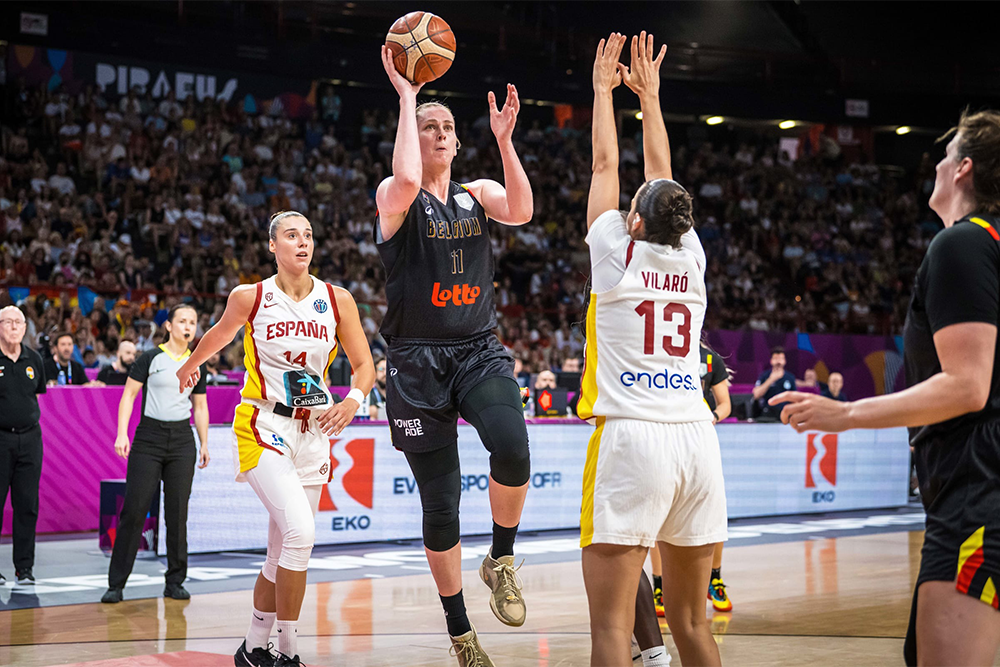    Игроки сборной Испании (в светлой форме) ничего не смогли противопоставить напору бельгиек под занавес финала. / fiba.basketball