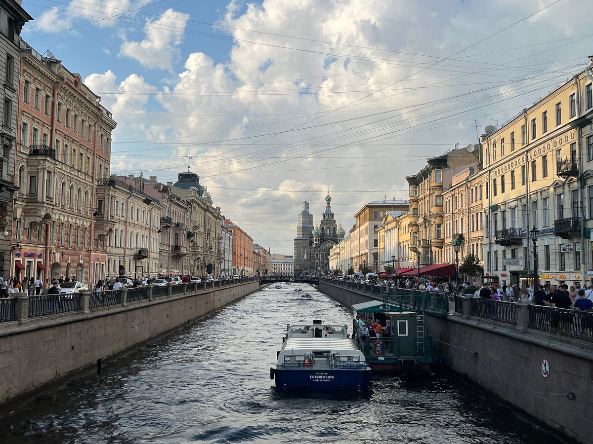 На втором выходе из метро «Невский проспект» открывается вот такая картина: канал Грибоедова и Спас на Крови вдали. Фото: Виктория Бабанова