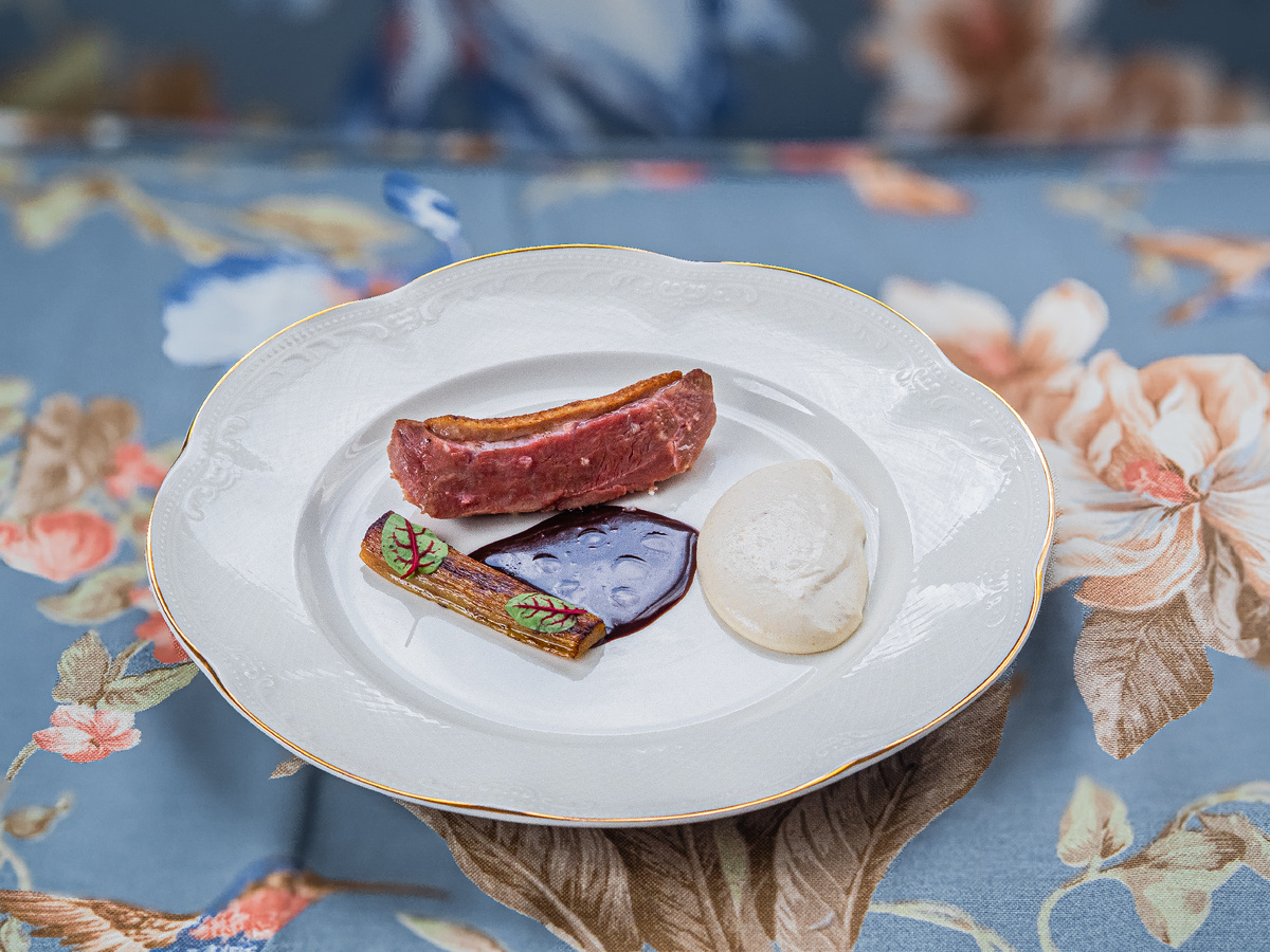 Утка с квашеным ревенем с соусом из шиповника и кремом из кедрового ореха в ресторане «Дворцовая»