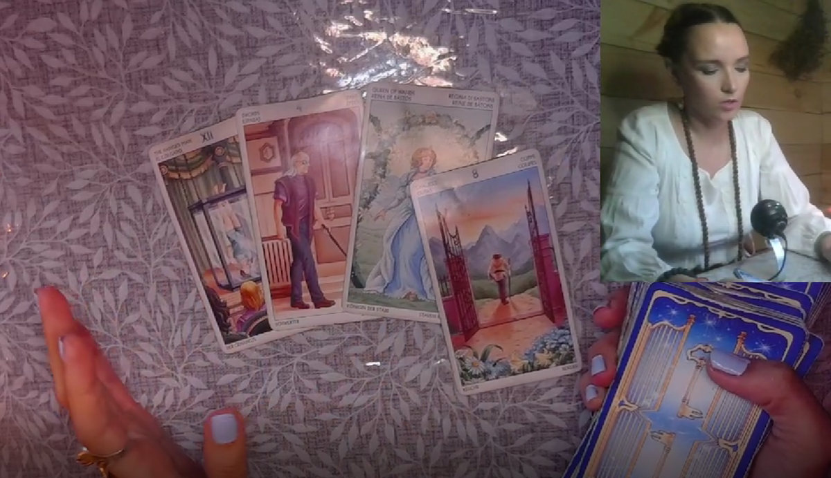 Общая атмосфера квартала для России: ПОвешенный, 4 Мечей, Королева Жезлов+8 Кубков.