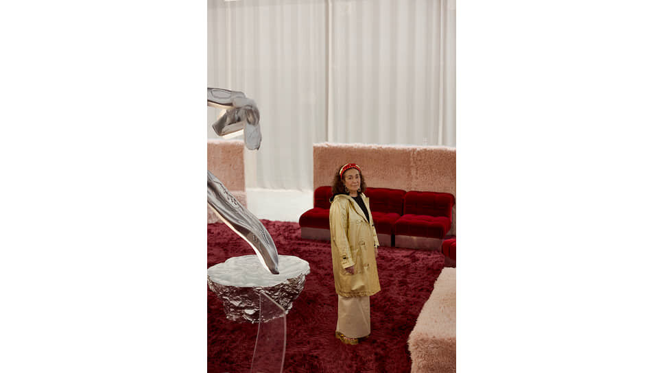 Нина Яшар на фоне инсталляции Silver Lining в Nilufar Depot, 2025.📷Фото: Alejandro Ramirez