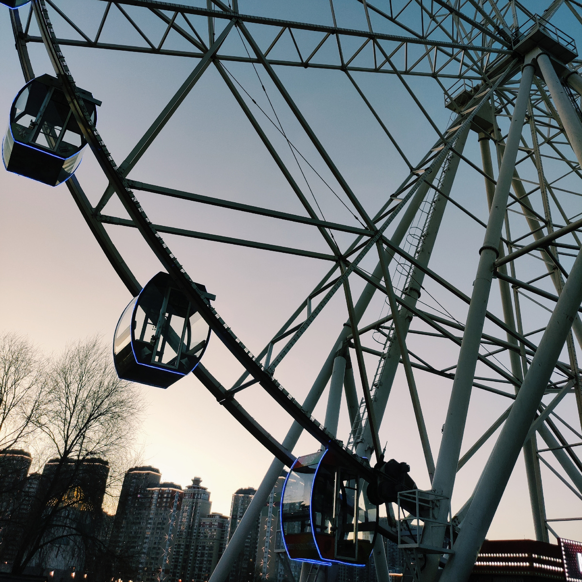 Мы были в Москве на фестивале и очень удачно прокатились на этом колесе