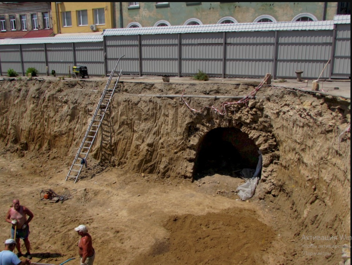 Вход в подземелье был обнаружен в Херсоне во время земляных работ на перекрестке ул. Советской и Октябрьской Революции Источник khersondaily