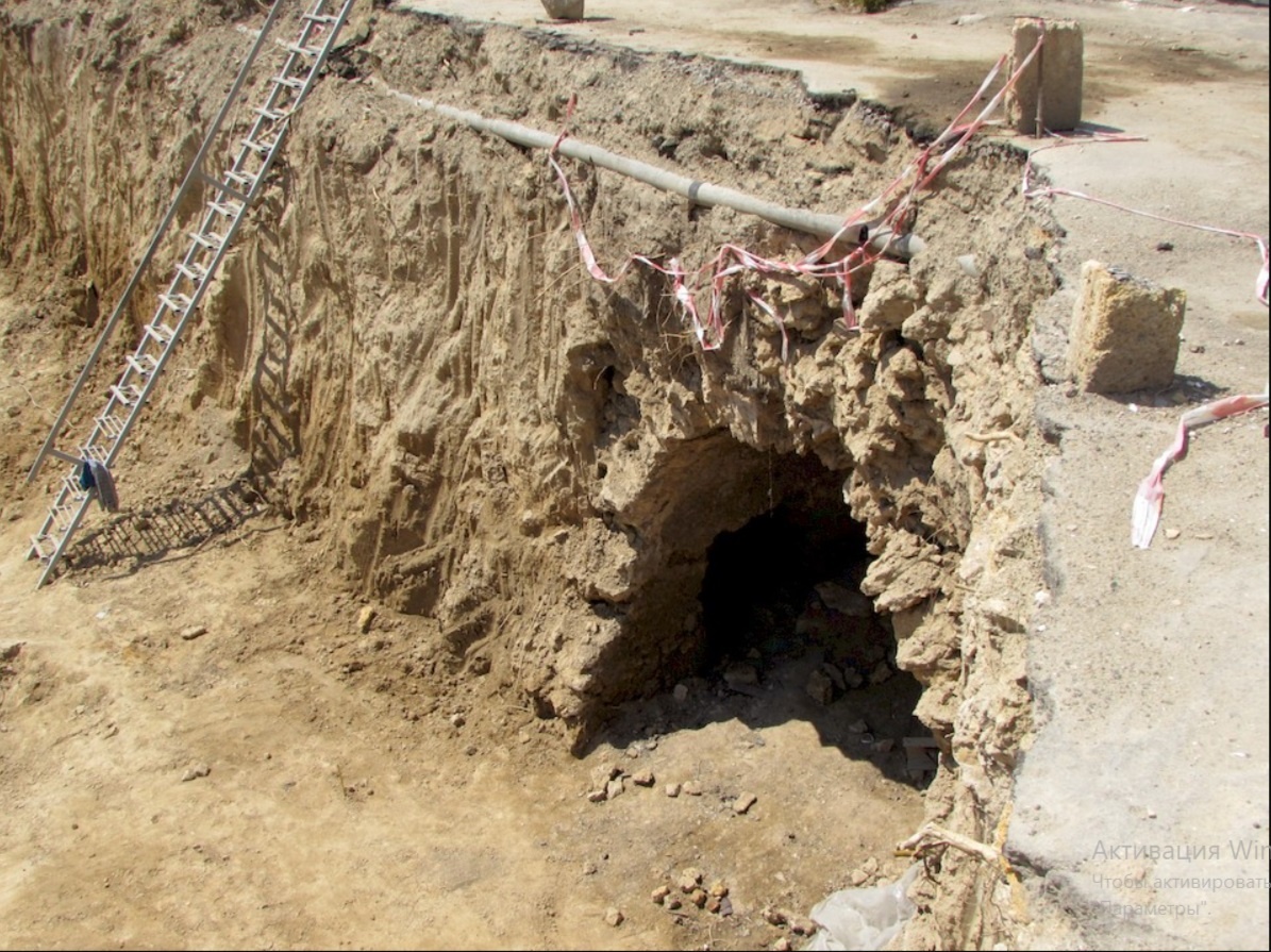 Архитектор, который прибыл на место события, допустил, что подземелье может быть входом в херсонские катакомбы. Источник khersondaily