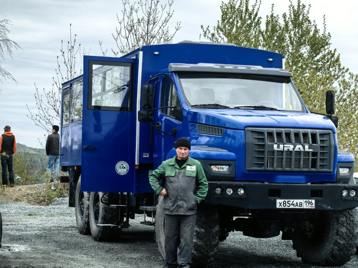 Пока я ответственно спрашивала у нашего турлидера, можно ли подойти к краю, а она говорила мне, что не надо, сотрудники будут волноваться, остальные участники нашей группы уже делали фотографии карьера. Благо, самые интересные виды были дальше.  