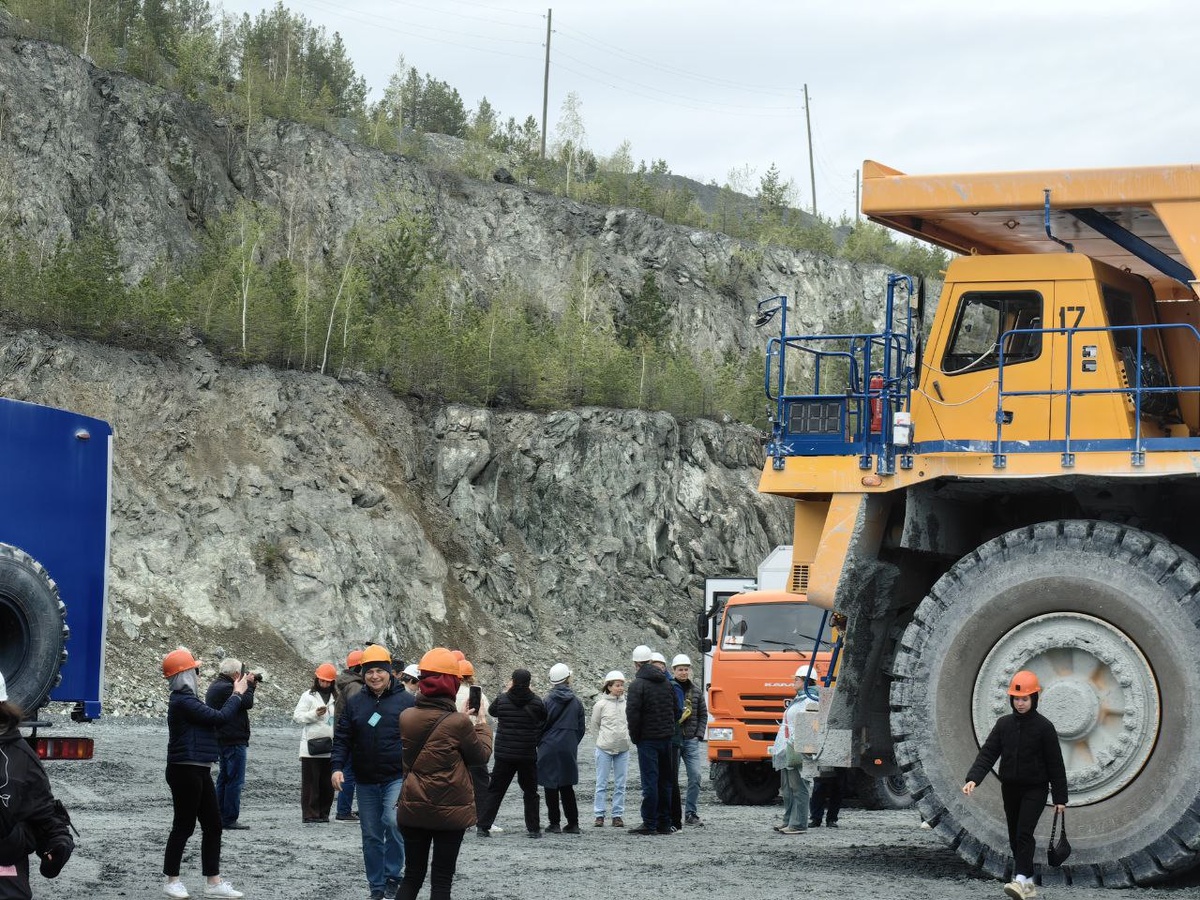 А вот так – на фоне людей...