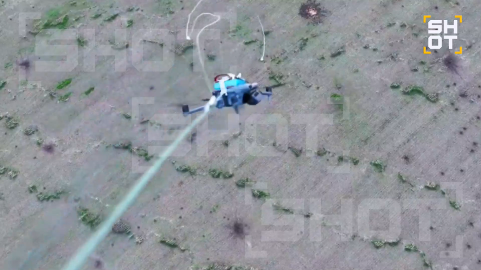    Российские дроны-перехватчики сбивают беспилотники ВСУ с помощью веревки. Источник: Кадр из видео из telegram-канала Shot