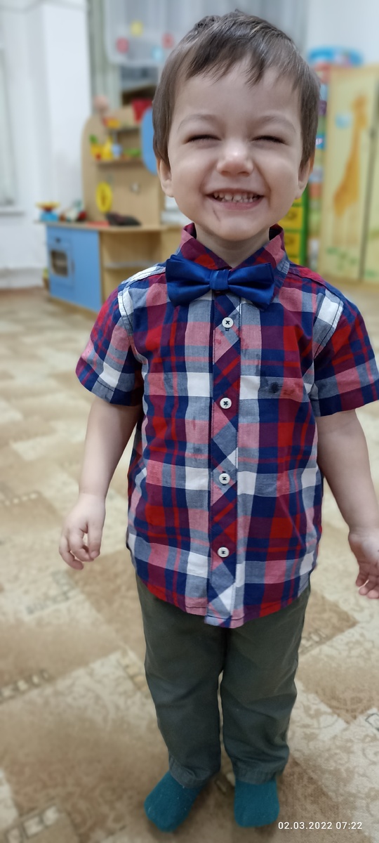 Маленький Платоша на утреннике. Нарядный красавчик