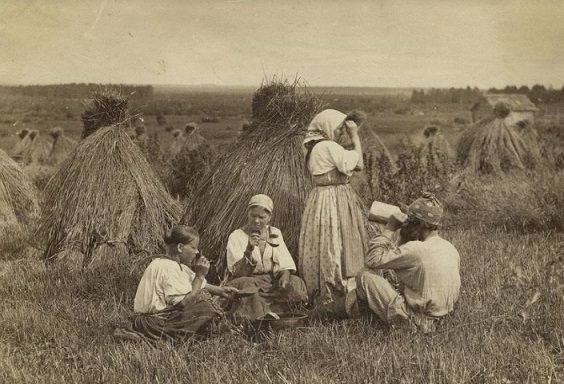 Крестьяне в поле.