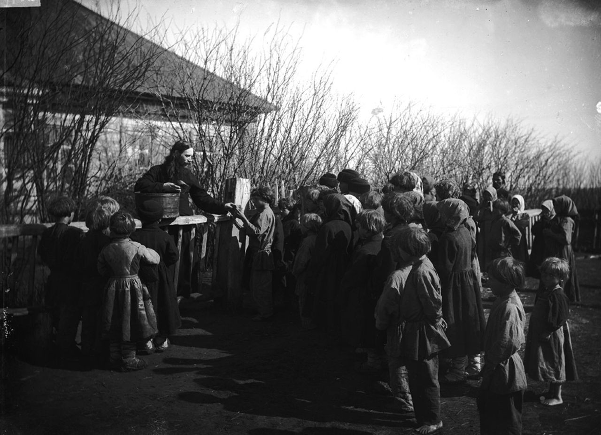 Раздача хлеба голодным детям священником Модератовым, 1891-1892 года.
