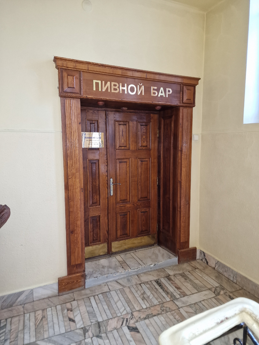 В гостиннице есть бильярд, бар и ресторан