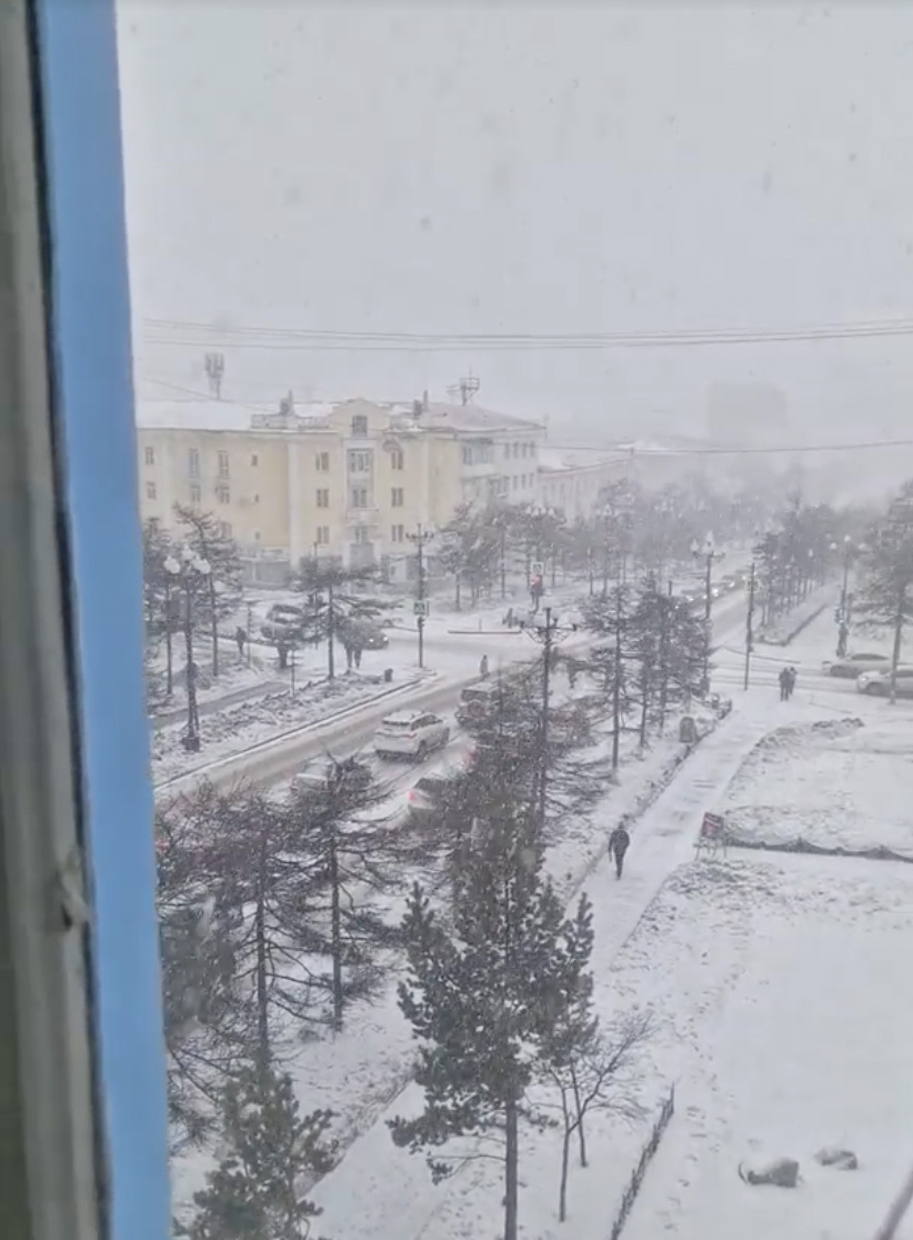 На второй день в Магадане началась метель. На дворе вторая половина Апреля