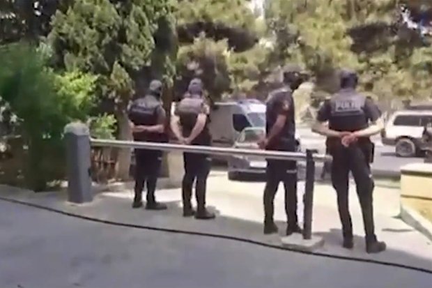    Азербайджанская полиция у редакции российского агентства Sputnik в Баку. Кадр: Telegram-канал SHOT