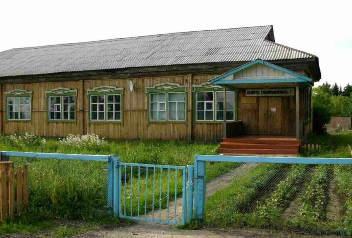 ЯндексКартинки именно это фото выдает первым по запросу "деревенская школа"