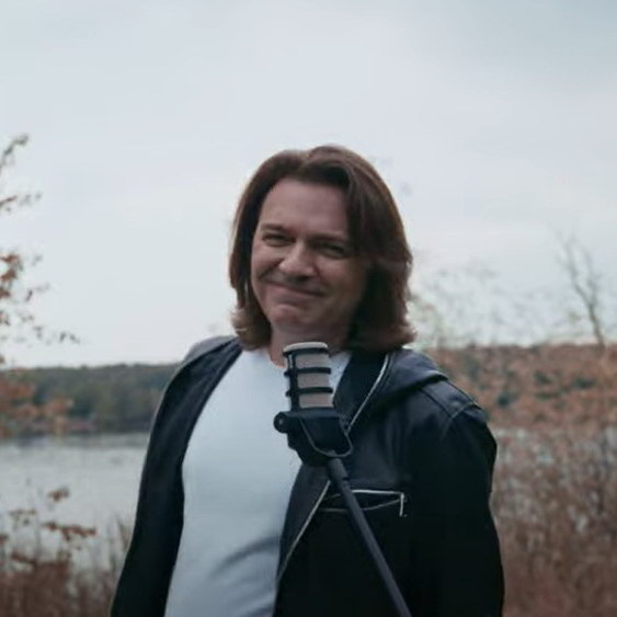     Дмитрий Маликов высмеял искусственный интеллект в клипе «Вне времени»