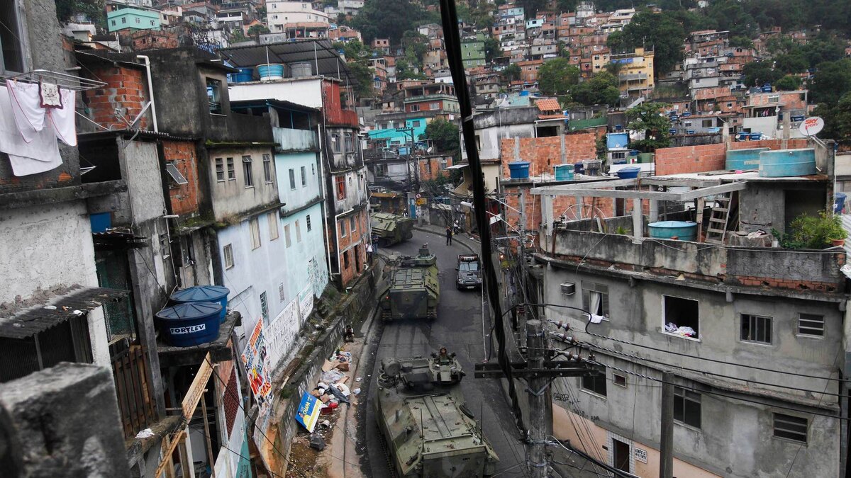 Часто здесь дежурят солдаты и бронетехника.