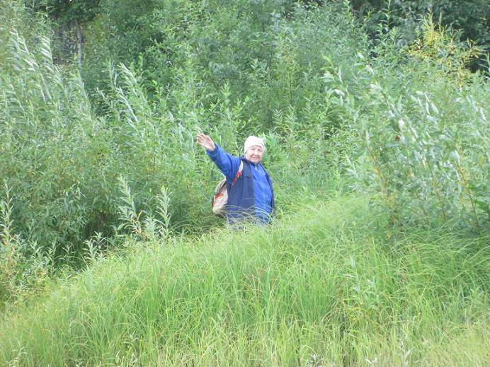 Вот так она обычно собирается: рюкзак с корзиной, нож, дождевик и вперед!