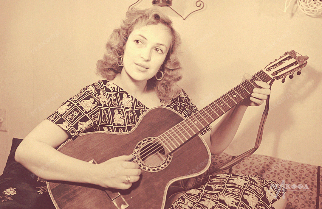 Киноактриса К.С. Лучко в домашней обстановке с гитарой в руках / г. Москва. 1961-1969 гг. / Фотограф: О.А. Мерцедин / РГАКФФД. Арх.№ 1-112331