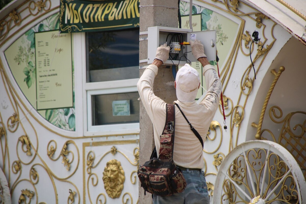    Некоторые точки общепита уже заявили об открытии.  Электрики подключают остальные объекты.