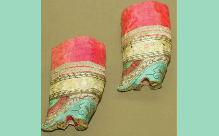  Такие сапожки носили девушки и женщины на забинтованных ногах /из доступного фонда Яндекс.Картинки/