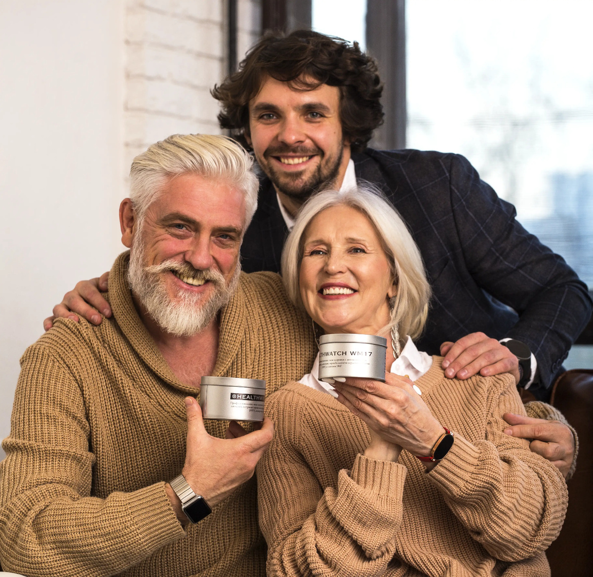 Иван Юрьевич на фотосессии продукции компании HEALTHBAND, заботливо обнимает приглашённых звёзд.