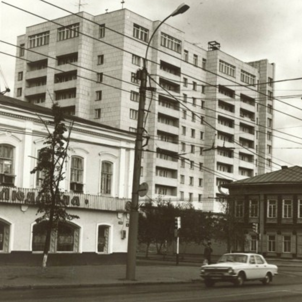 Перекрёсток улиц Ленина и Первомайская. Вид от Горсада. Фотография годов 70-х примерно, я не помню двухэтажный деревянный дом на перекрёстке. Мама говорит, что там на крыше всегда было много голубей. Дом этот снесли, а голуби до сих пор, в огромном количестве живут на "Площади солнца", что находится перед этой высоткой