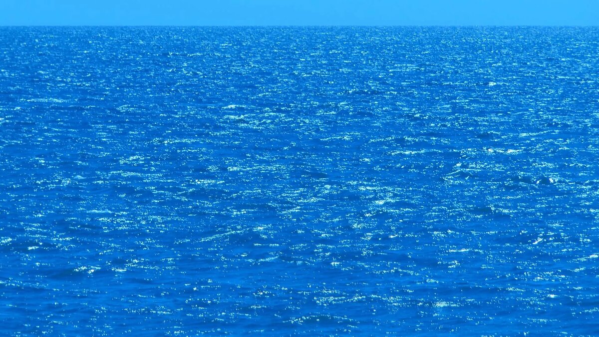 Почему море синее?
