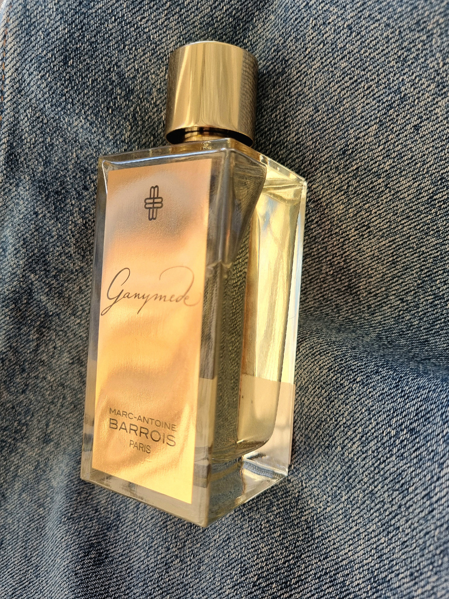 Фото автора. Парфюмер Квентин Биш. Ноты: Шафран, Мандарин, Османтус, Лист фиалки, Бессмертник, Минеральные ноты, Замша, Мускус, Кедр, Пачули, Akigalawood