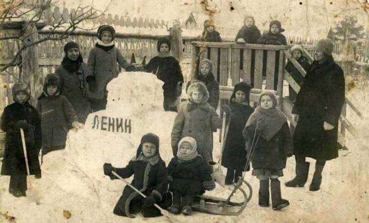 Детей учили поклоняться символу тлена и небытия