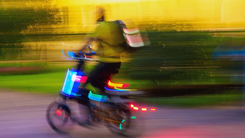 За нарушение требований постановления губернатора с ноября 2024 года предусмотрена административная ответственность. Для физических лиц штраф составляет от 4 до 5 тыс. руб., для должностных — от 30 до 50 тыс. руб., для юридических — от 200 до 500 тыс. руб. .📷Фото: Майя Жинкина / Коммерсантъ