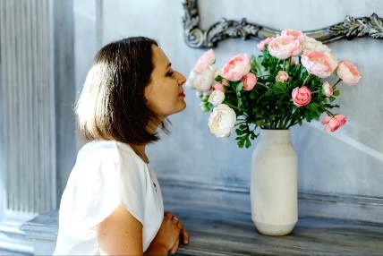 Есть люди Замечательные
От слова "замечать",
В людях видят прекрасное
И не умеют об этом молчать.
Поддержат, нужное слово
Скажут на добрый путь.
Неважное - мимо пропустят,
А важное - подчеркнут.

Они щ'едры на комплименты,
На честную похвалу,
Сделают ярче жизни моменты
И легче - дорогу твою.
Они вдохновят на подвиги,
Подарят надежды свет.
В руки вложат выигрышный
Тебе лотерейный билет.

Они раскроют таланты,
Покажут возможностей море.
К радости общей добавят счастье,
И принесут облегчение в горе.
Глаза у них мечтательные,
Стихами не передать.
Люди такие есть Замечательные
От слов "хорошее замечать".

Люди эти будто бы -
В море людей - маяки,
Путников заблудившихся
Спасают их глаз огоньки.
Они замечают прекрасное
И песни про то поют.
И люди их с радостью замечают
И, словно праздника, ждут.

***
Есть люди замечательные
От слова "замечание".
Они обесценят в два счёта
Любое твое начинание,
Добьют, если вдруг споткнёшься,
Напутствием злым и едким,
Нотацию прочитают, запрут попрочнее
В железной клетке.

Они всегда скажут "как надо",
"Как правильно" жить научат,
Да только горечь от слов их
Сильнее станет и круче,
И руки начнут опускаться,
И всё труднее идти..
Но вдруг неожиданно свет маяка
Засветит тебе впереди.

И ты заметишь, наверное,
На горизонте тот луч,
Что светом своим разгонит
Скопище хмурых туч.
И человек Замечательный
Руку протянет, проводит в дом,
Заметит: "Силён ты, смотрю я, братец! Знать, быть и тебе маяком"!