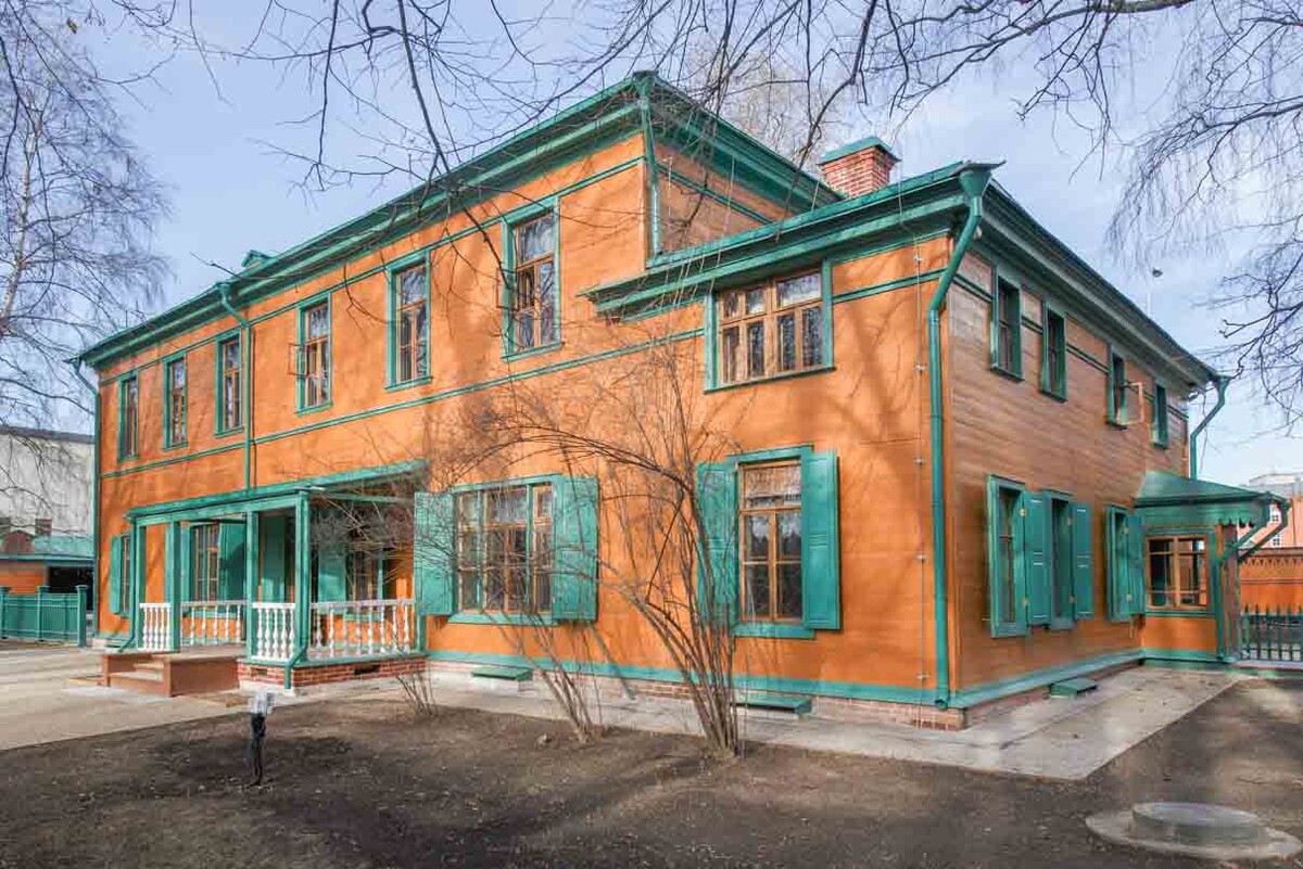 Вид на главный дом со стороны сада