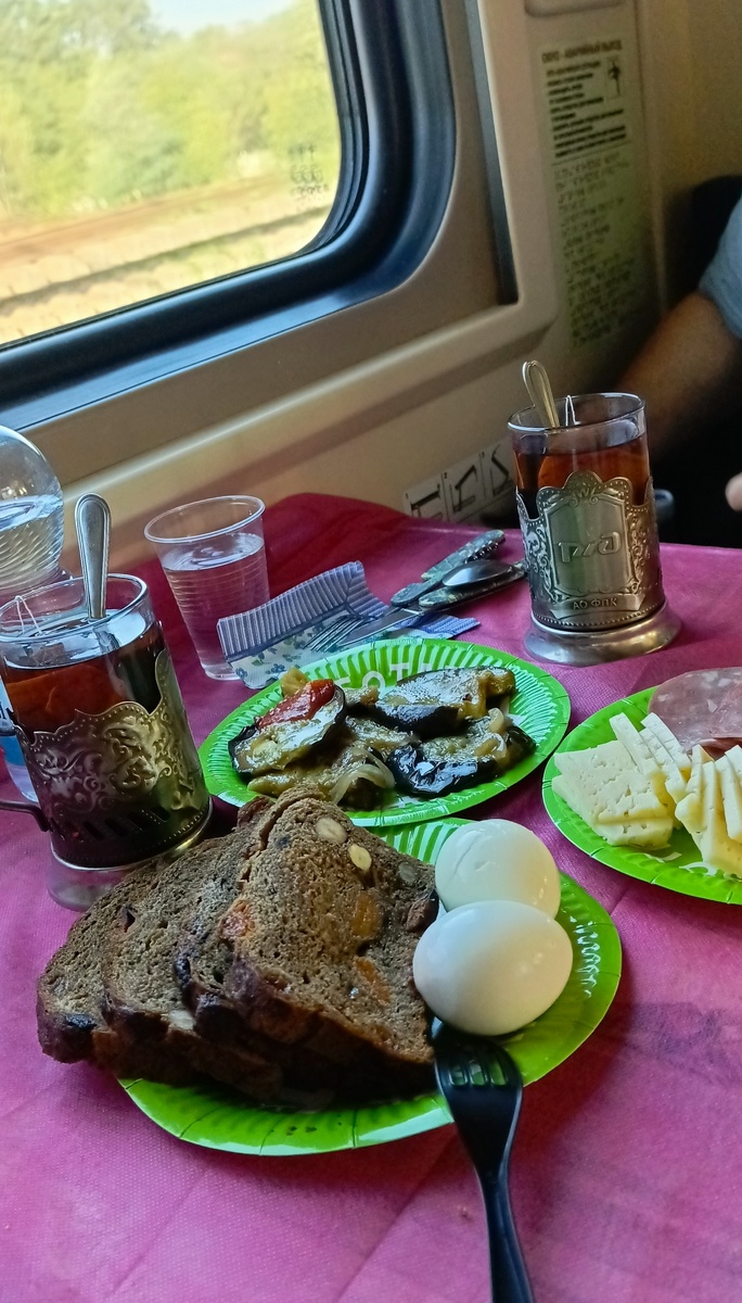 Кстати, Земгальский хлеб продается в нашей "Ленте" Ну очень вкусный! Сырочек тоже вкусный, колбаска, яйца вареные. Лена баклажаны сделала:) 